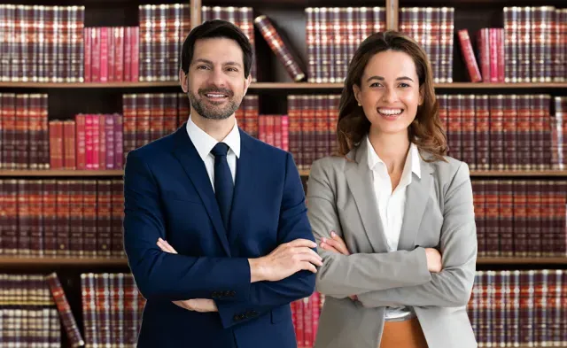 法律专业的毕业生在图书馆做律师助理